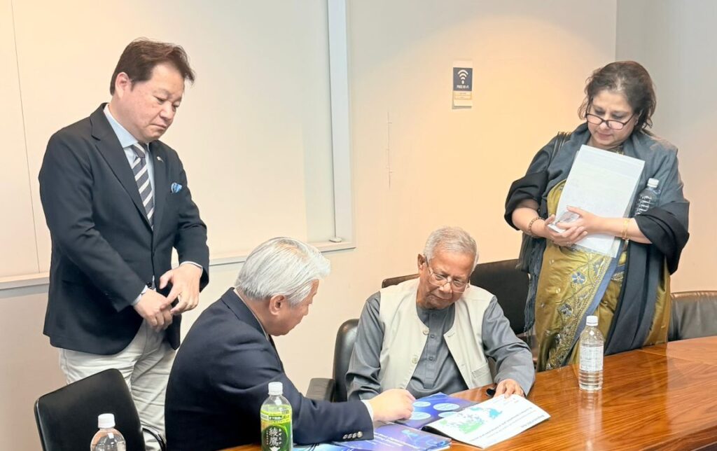 代表取締役 中村宇利（左）とユヌス教授（右）」
